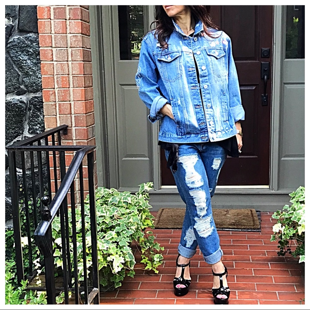 ✨LAST ONE ✨Embroidered distressed jean jacket - Picture 4 of 7